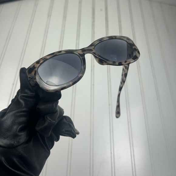 Tortoise Oversized Sunglasses Womenโs Fashion Shades - Picture 8 of 8